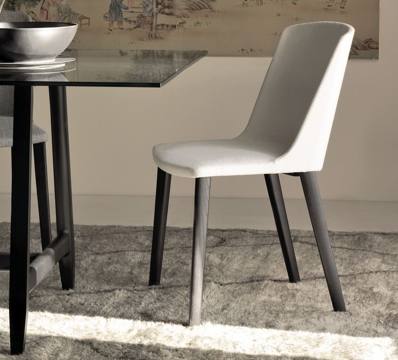 La Francesa di Driade è una sedia elegante e raffinata. Le gambe sorreggono  una seduta confortevole e avvolgente, disponibile in diversi tessuti e  colori.