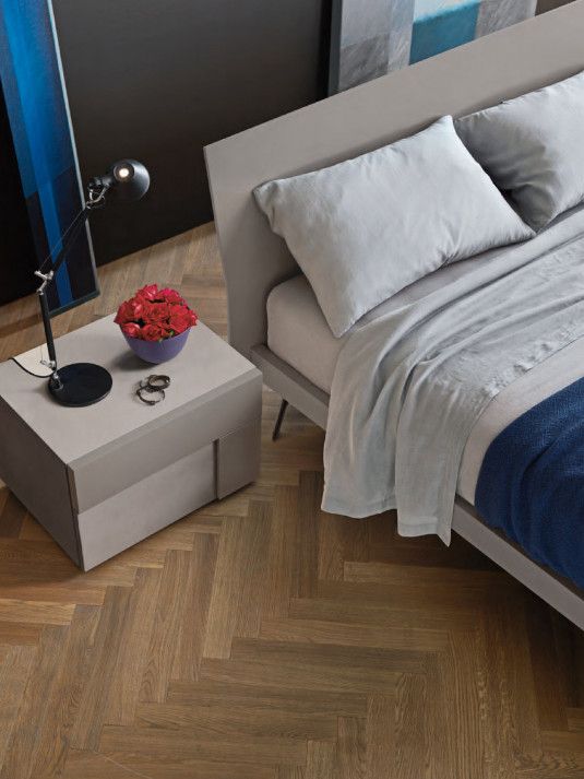 Letto Folio legno con piedini in metallo sagomato